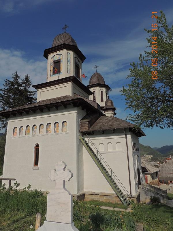 Biserica - vedere exterioară